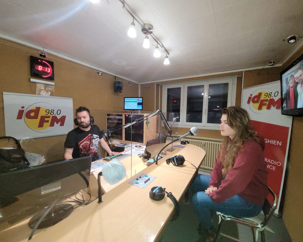Alexandra Herve durant une interview à la radio