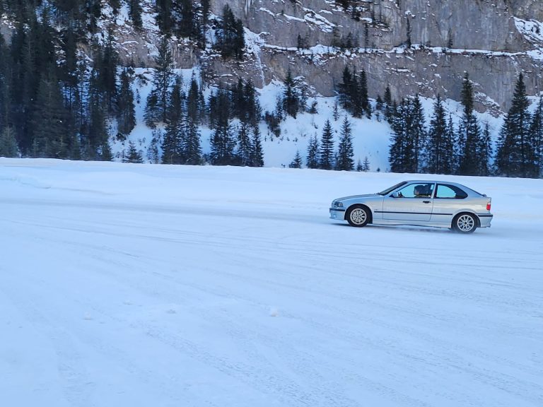The challenges of driving on ice: Alexandra Hervé in action on the Flaine circuit.
